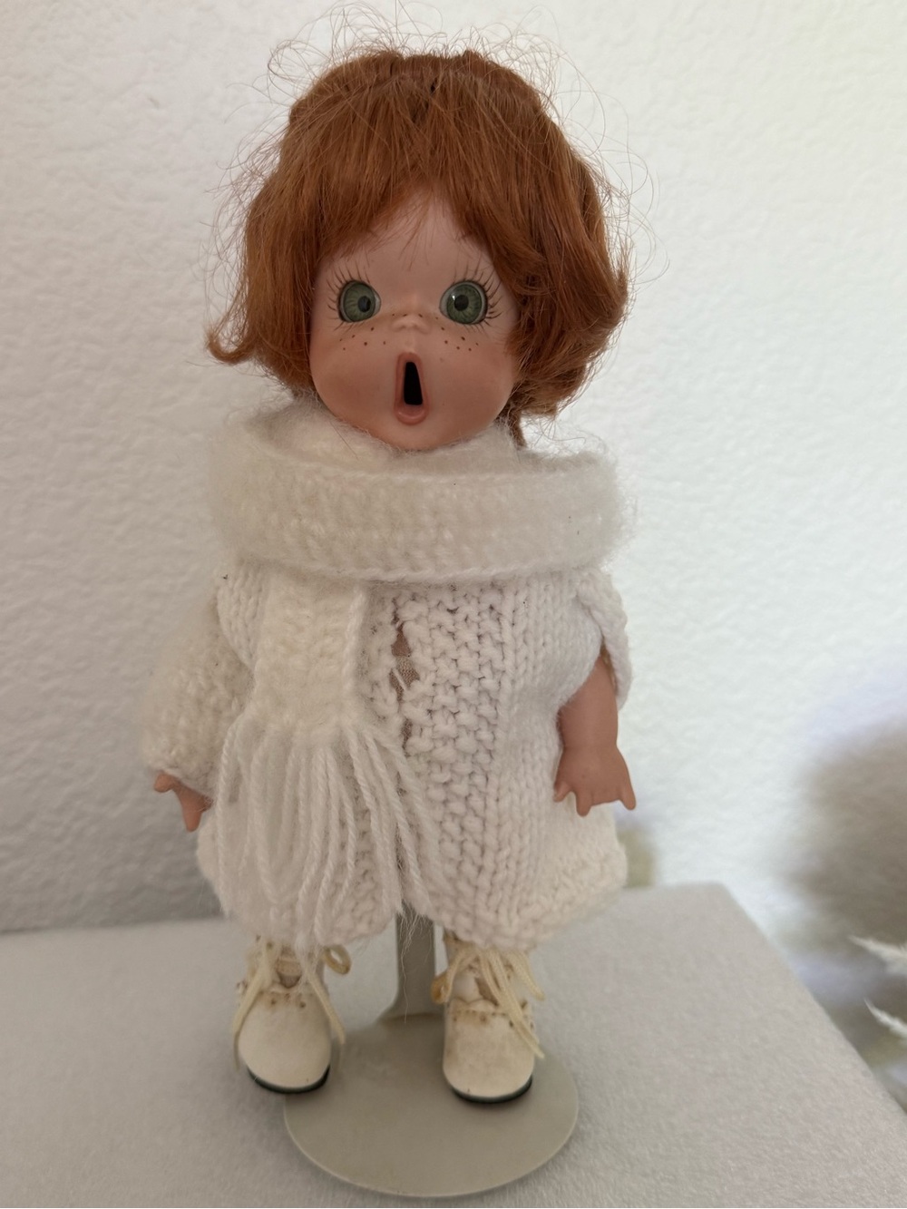 Set of Three White Sweater Scarved Singing Dolls - Picture 3 of 4